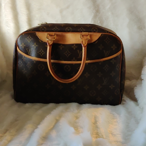 Louis Vuitton Handbags - Louis Vuitton Deauville authentic